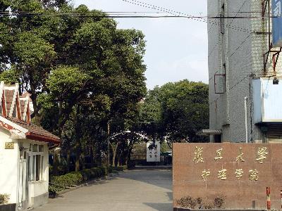 现在护理学院大门