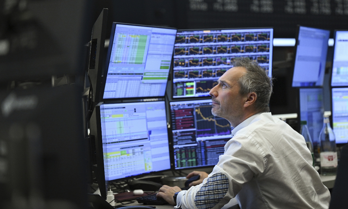 A trader watches monitors on the trading floor of the Frankfurt Stock Exchange on April 10, 2025. Photo:VCG