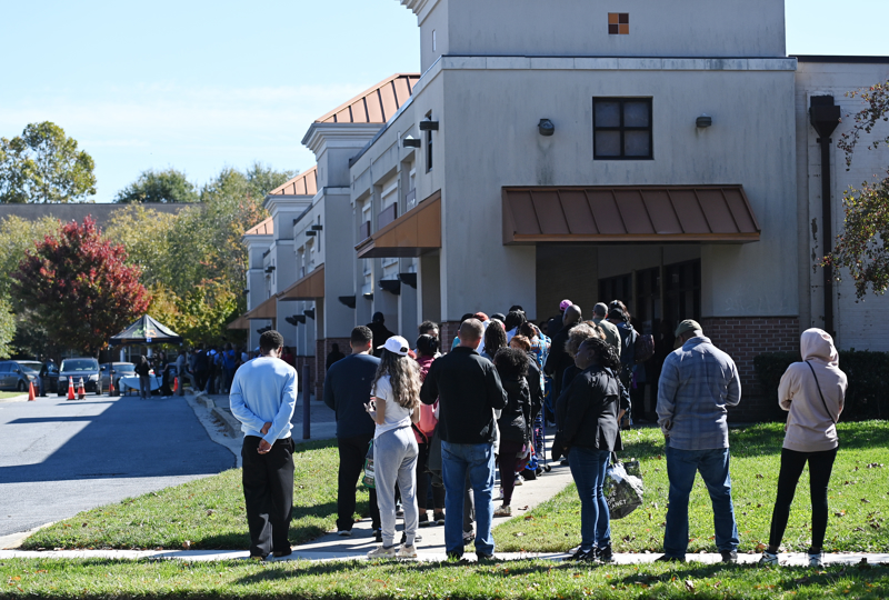 记者手记｜美政府“停摆”三周 联邦雇员排队领食品救济（4）