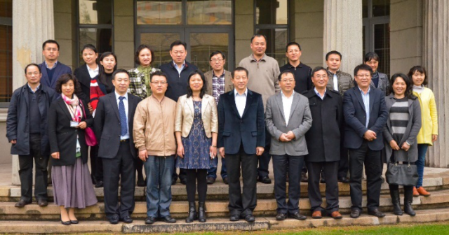 参加揭牌仪式的领导合影