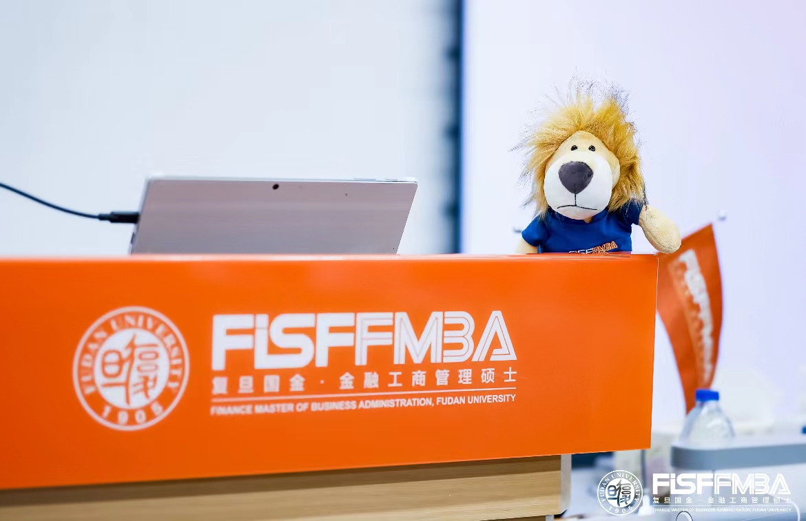 【你好，新同学！】“跃当下，越未来”新生班会顺利举行