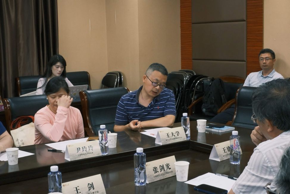 一群人坐在桌子前AI 生成的内容可能不正确。