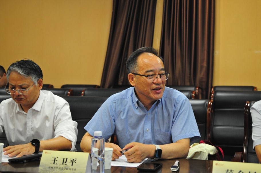 图片包含 人, 室内, 桌子, 男人AI 生成的内容可能不正确。