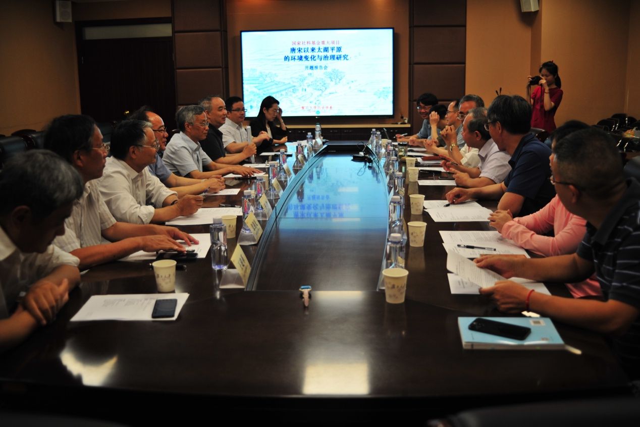 会议室里的人们AI 生成的内容可能不正确。