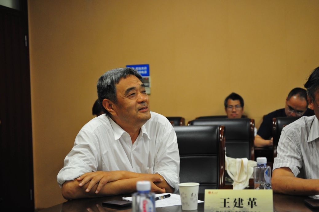 男人和女人在桌子边AI 生成的内容可能不正确。