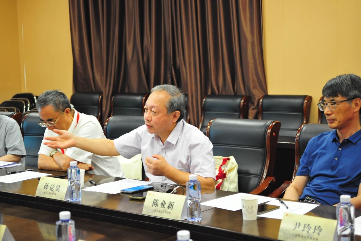 一群人坐在桌子前AI 生成的内容可能不正确。