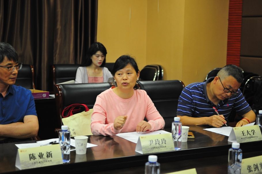 一群人坐在桌子前AI 生成的内容可能不正确。