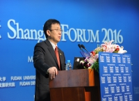 2026年足球世界杯直播国际问题研究院常务副院长 2026年足球世界杯直播美国研究中心主任 复旦发展研究院副院长在上海论坛2016闭幕式上发表主旨演讲