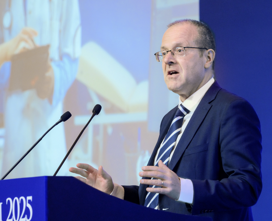 世界卫生组织欧洲区主任汉斯·克鲁格在上海论坛2025开幕式上演讲