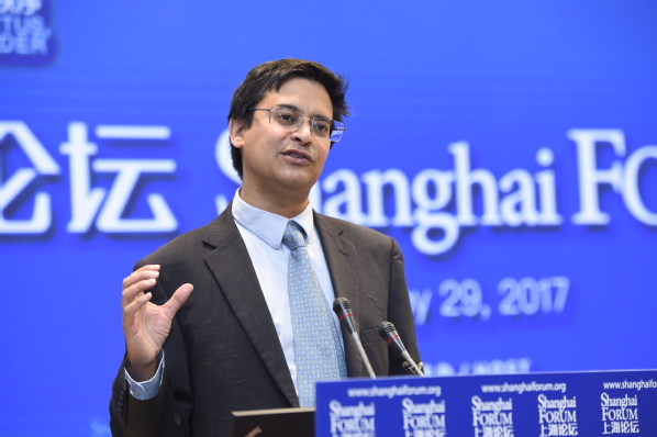牛津大学中国中心主任Rana Mitter在上海论坛2017闭幕式上演讲