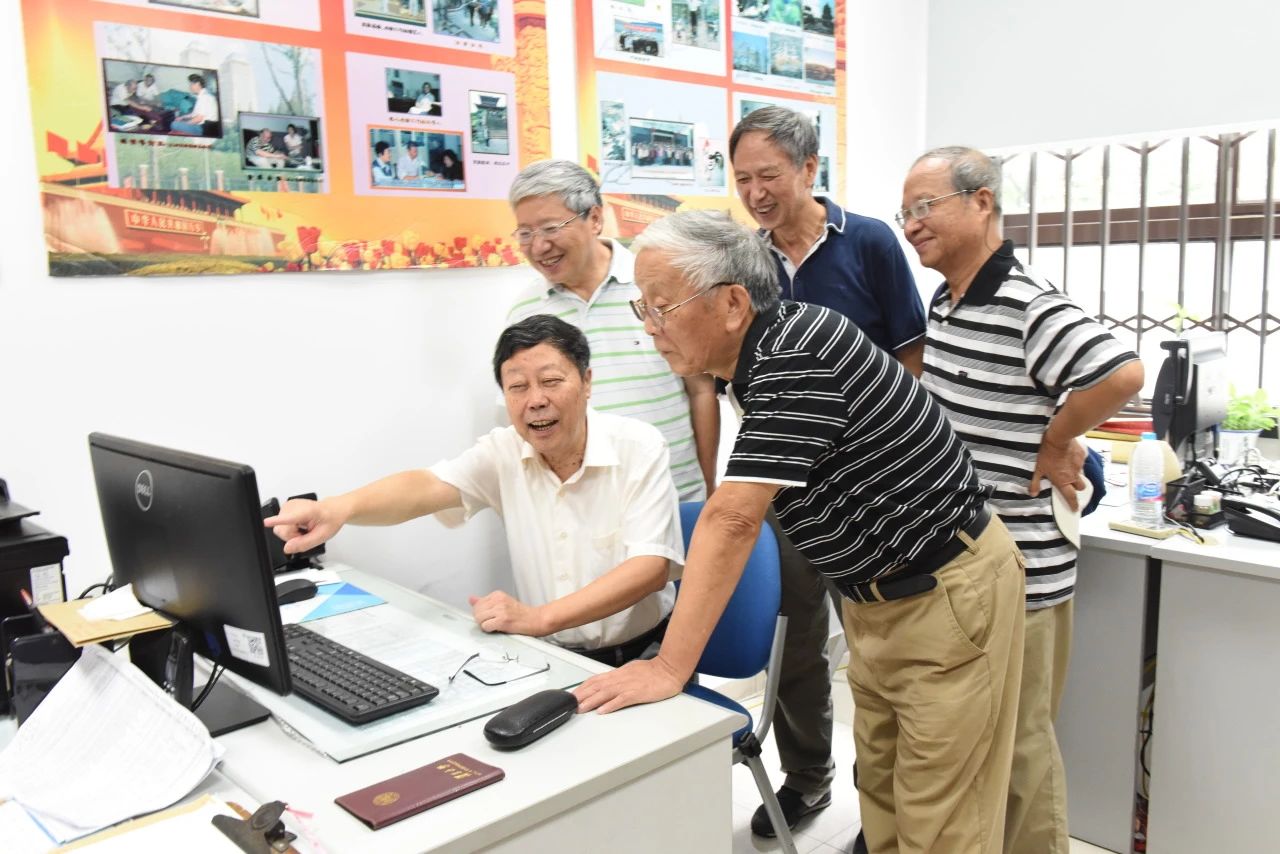 退休支部和老教协成员商讨网格化分工