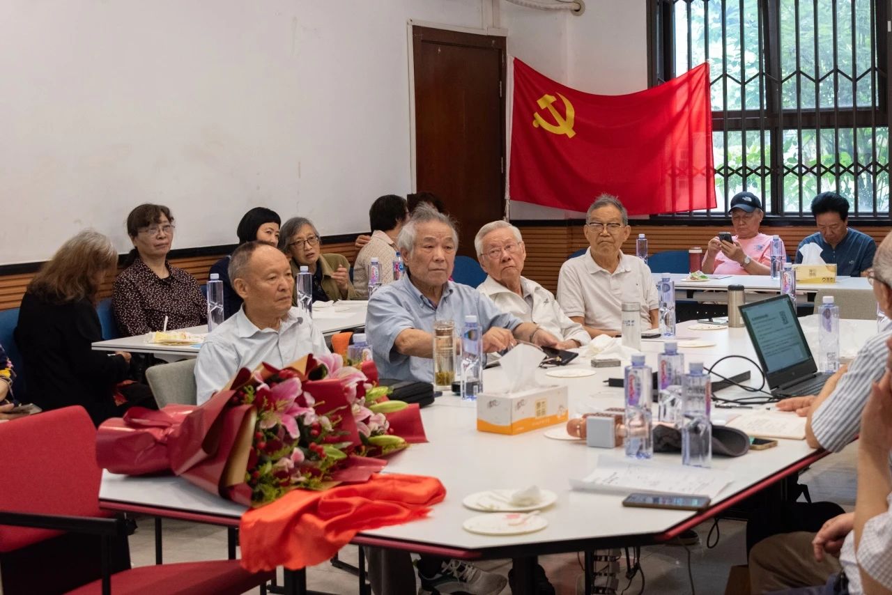 在退休支部组织生活会上，党员们踊跃发言