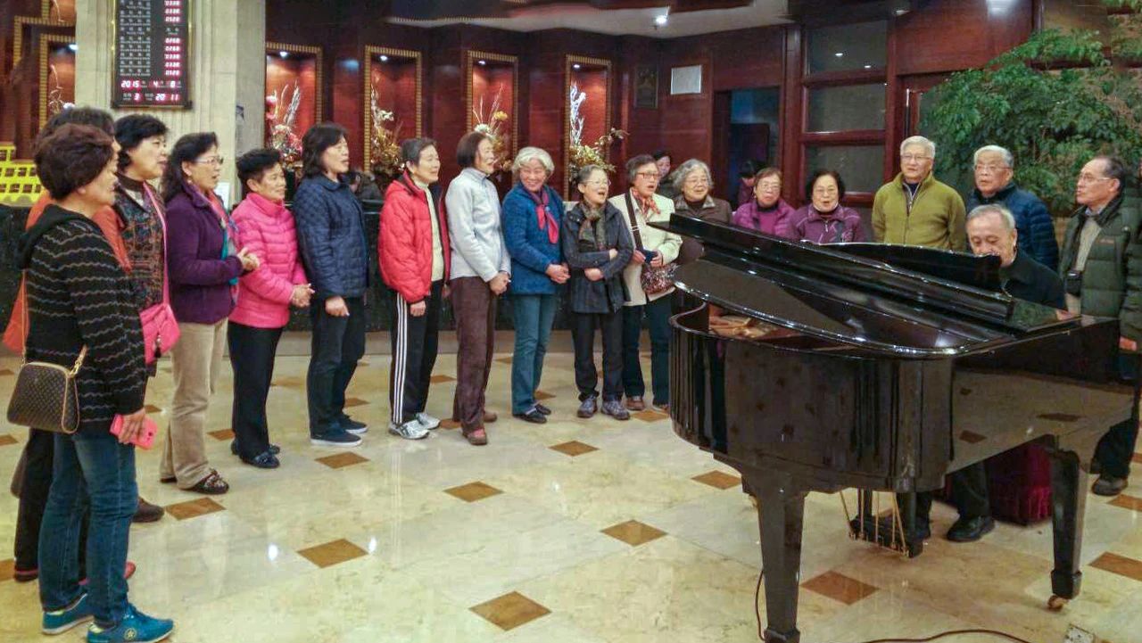 旅游闲暇举办的即兴演唱会