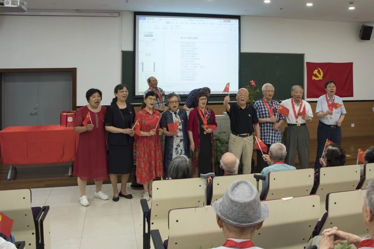 “光荣在党五十年纪念章”颁发仪式上118合唱队献歌