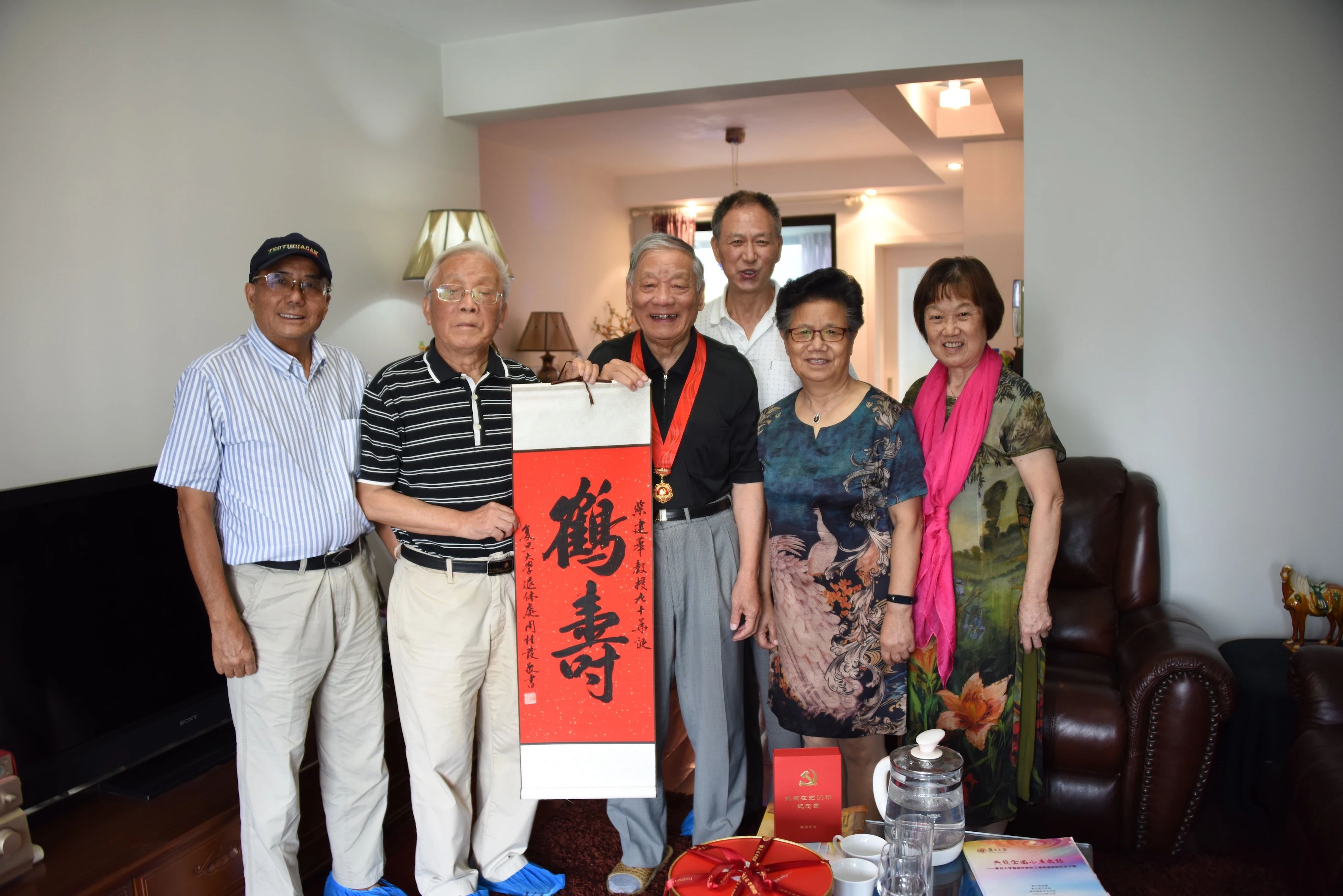 上门慰问九旬老师并送上五十党龄勋章