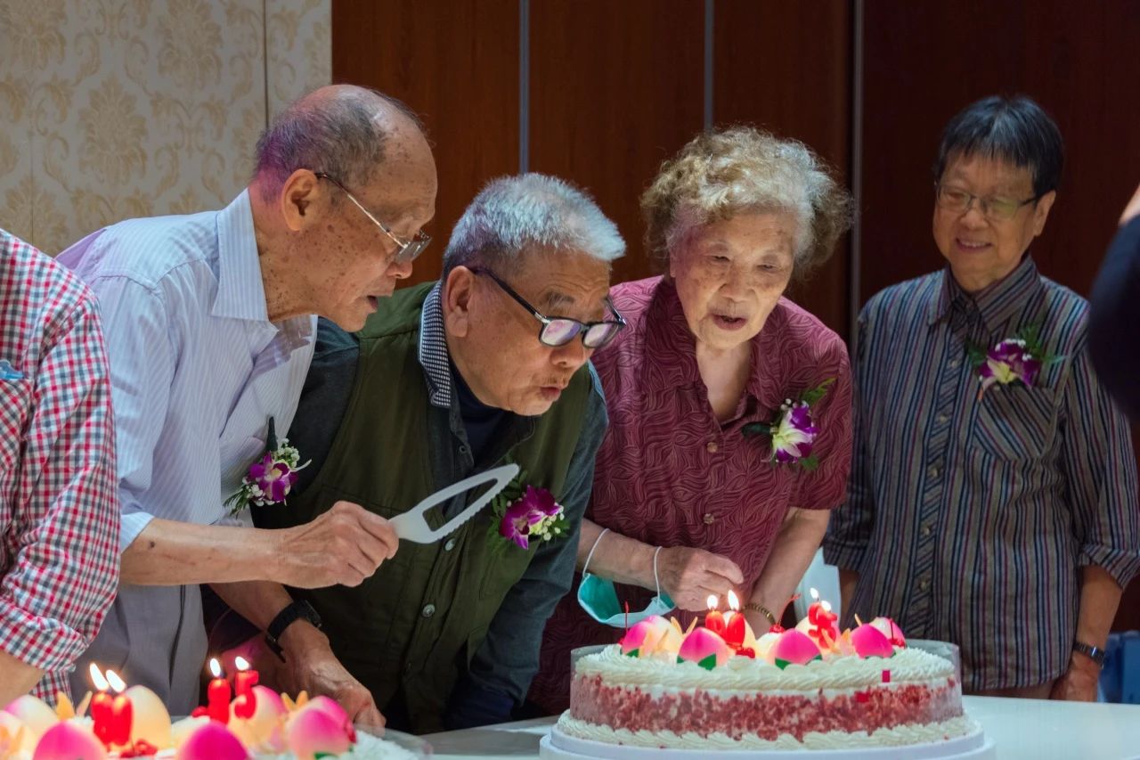 寿星们吹蜡烛祝贺生日