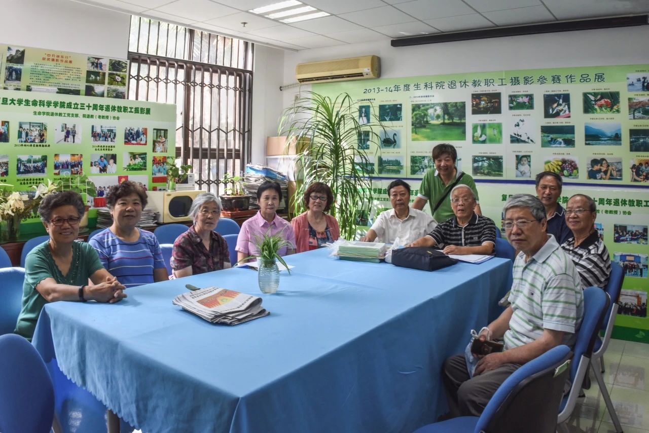 118的成员在商议下一步工作