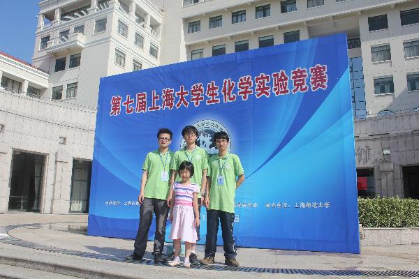 三帅哥受到小朋友崇拜